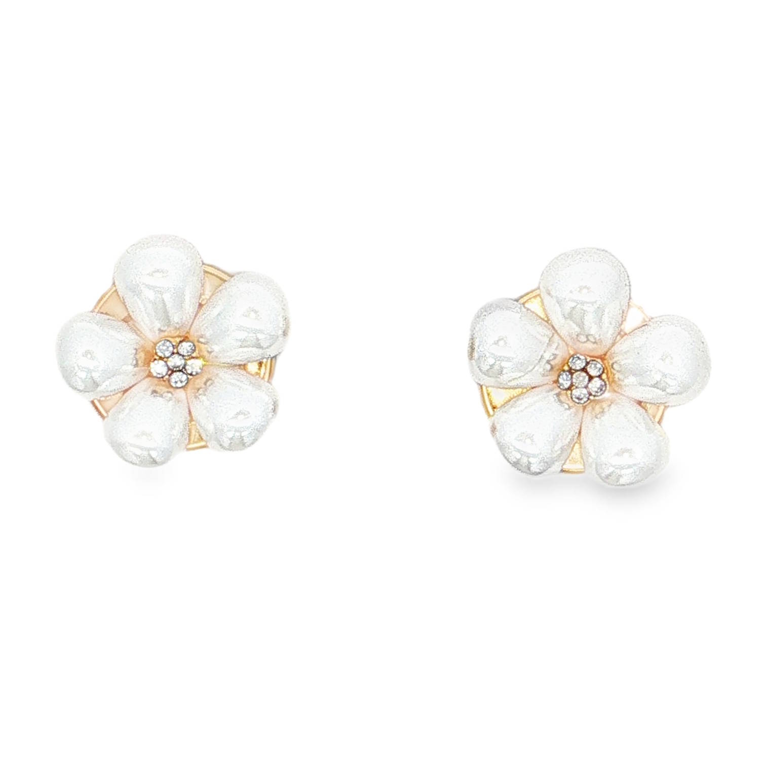 Apportez une touche de poésie et de raffinement à vos chemises les plus simples grâce à cette paire de caches-boutons en forme de fleur.<br/>Conçus pour transformer instantanément un poignet ou un col, ces accessoires allient le charme de la nacre d'imitation à la robustesse de l’acier.<br/>Chaque pièce présente une corolle de cinq pétales à l’aspect nacré et texturé, captant la lumière avec douceur. Le cœur de la fleur est orné de petits cristaux scintillants, ajoutant une note d'éclat discrète mais sophistiquée à votre tenue.<br/>Charnière sécurisée et robuste à l’arrière, conçue pour se clipser facilement sur n'importe quel bouton de chemise standard.<br/>Parfaits pour ceux qui ne portent pas de chemises à poignets mousquetaires mais souhaitent l'élégance des boutons de manchette. Ces caches-boutons sont l'accessoire idéal pour personnaliser un look de cérémonie, un mariage, ou simplement pour ajouter une touche féminine et soignée à votre garde-robe professionnelle. Bouton Manchette Perle Adolescent Adulte Femme Fille Fleurs Indémodable Nature Apportez une touche de poésie et de raffinement à vos chemises les plus simples grâce à cette paire de caches-boutons en forme de fleur.<br/>Conçus pour transformer instantanément un poignet ou un col, ces accessoires allient le charme de la nacre d'imitation à la robustesse de l’acier.<br/>Chaque pièce présente une corolle de cinq pétales à l’aspect nacré et texturé, captant la lumière avec douceur. Le cœur de la fleur est orné de petits cristaux scintillants, ajoutant une note d'éclat discrète mais sophistiquée à votre tenue.<br/>Charnière sécurisée et robuste à l’arrière, conçue pour se clipser facilement sur n'importe quel bouton de chemise standard.<br/>Parfaits pour ceux qui ne portent pas de chemises à poignets mousquetaires mais souhaitent l'élégance des boutons de manchette. Ces caches-boutons sont l'accessoire idéal pour personnaliser un look de cérémonie, un mariage, ou simplement pour ajouter une touche féminine et soignée à votre garde-robe professionnelle. Bouton Manchette Perle Adolescent Adulte Femme Fille Fleurs Indémodable Nature