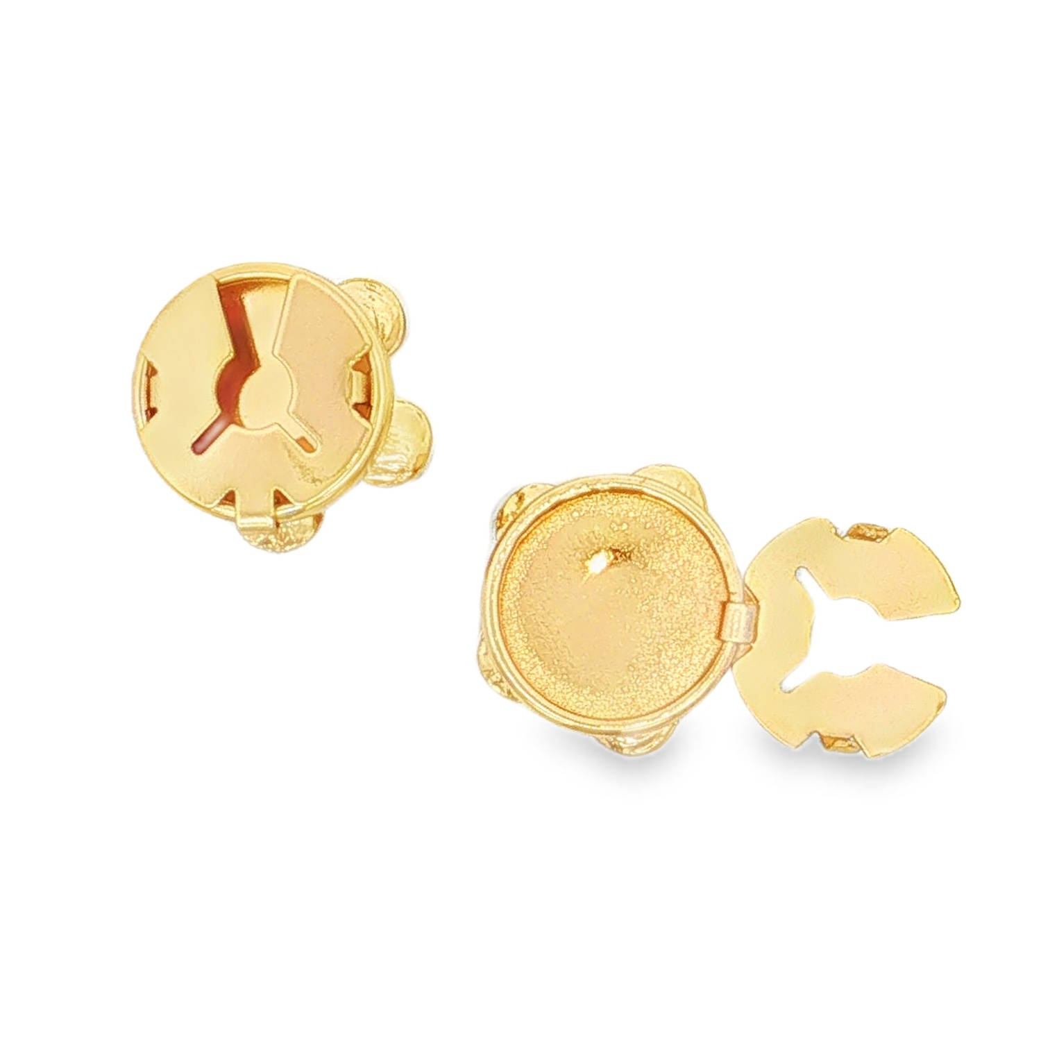 Apportez une touche de poésie et de raffinement à vos chemises les plus simples grâce à cette paire de caches-boutons en forme de fleur.<br/>Conçus pour transformer instantanément un poignet ou un col, ces accessoires allient le charme de la nacre d'imitation à la robustesse de l’acier.<br/>Chaque pièce présente une corolle de cinq pétales à l’aspect nacré et texturé, captant la lumière avec douceur. Le cœur de la fleur est orné de petits cristaux scintillants, ajoutant une note d'éclat discrète mais sophistiquée à votre tenue.<br/>Charnière sécurisée et robuste à l’arrière, conçue pour se clipser facilement sur n'importe quel bouton de chemise standard.<br/>Parfaits pour ceux qui ne portent pas de chemises à poignets mousquetaires mais souhaitent l'élégance des boutons de manchette. Ces caches-boutons sont l'accessoire idéal pour personnaliser un look de cérémonie, un mariage, ou simplement pour ajouter une touche féminine et soignée à votre garde-robe professionnelle. Bouton Manchette Perle Adolescent Adulte Femme Fille Fleurs Indémodable Nature Apportez une touche de poésie et de raffinement à vos chemises les plus simples grâce à cette paire de caches-boutons en forme de fleur.<br/>Conçus pour transformer instantanément un poignet ou un col, ces accessoires allient le charme de la nacre d'imitation à la robustesse de l’acier.<br/>Chaque pièce présente une corolle de cinq pétales à l’aspect nacré et texturé, captant la lumière avec douceur. Le cœur de la fleur est orné de petits cristaux scintillants, ajoutant une note d'éclat discrète mais sophistiquée à votre tenue.<br/>Charnière sécurisée et robuste à l’arrière, conçue pour se clipser facilement sur n'importe quel bouton de chemise standard.<br/>Parfaits pour ceux qui ne portent pas de chemises à poignets mousquetaires mais souhaitent l'élégance des boutons de manchette. Ces caches-boutons sont l'accessoire idéal pour personnaliser un look de cérémonie, un mariage, ou simplement pour ajouter une touche féminine et soignée à votre garde-robe professionnelle. Bouton Manchette Perle Adolescent Adulte Femme Fille Fleurs Indémodable Nature