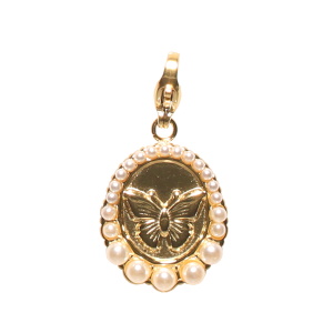 Pendentif breloque charm's pour bracelet et collier composé d'un médaillon avec le dessin d'un papillon en acier doré entouré de perles d'imitation. Accroche avec fermoir mousqueton.