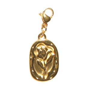 Pendentif breloque charm's pour bracelet et collier composé d'un médaillon avec le dessin d'une rose en acier doré. Accroche avec fermoir mousqueton.