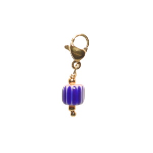 Pendentif en acier doré avec un pendant en céramique de couleur bleue. Accroche avec fermoir mousqueton.