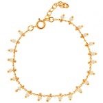 Bracelet en plaqué or 18 carats tenant des perles de couleur blanche.