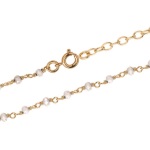 Bracelet en plaqué or et perles de couleur blanche.