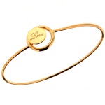 Bracelet avec pastille et l'inscription Love en plaqué or.