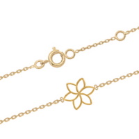 Bracelet composé d'une chaîne et d'une fleur ajourée en plaqué or jaune 18 carats. Fermoir anneau ressort avec anneaux de rappel à 15 et 17 cm.