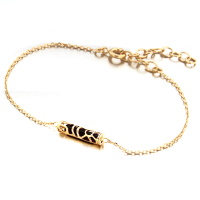 Bracelet Tiki en plaqué or jaune 18 carats et onyx. Fermoir anneau ressort avec 2.5 cm de rallonge.