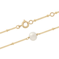 Bracelet composé d'une chaîne en plaqué or jaune 18 carats et d'une perle d'eau douce. Fermoir anneau ressort avec anneaux de rappel à 15.5 et 17.5 cm.