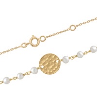 Bracelet composé d'une chaîne et d'une pastille ronde martelée en plaqué or jaune 18 carats et de 6 perles d'eau douce. Fermoir anneau ressort avec anneau de rappel à 15 et 17 cm.