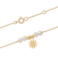 Bracelet composé d'une chaîne avec deux perles en plaqué or jaune 18 carats, de quatre perles d'eau douce et d'une pampille en forme de soleil en plaqué or jaune 18 carats. Fermoir anneau ressort avec anneaux de rappel à 16 et 18 cm.
