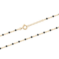 Bracelet composé d'une chaîne en plaqué or jaune 18 carats et de perles en résine de couleur noire. Fermoir anneau ressort avec 3 cm de rallonge.