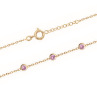Bracelet composé d'une chaîne en plaqué or jaune 18 carats et de cinq oxydes de zirconium de couleur rose sertis clos. Fermoir anneau ressort avec 3 cm de rallonge.