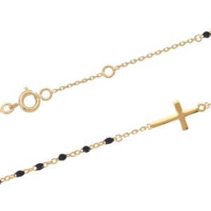 Bracelet composé d'une chaîne et d'une croix en plaqué or jaune 18 carats et de perles en émail de couleur noir. Fermoir anneau ressort avec anneaux de rappel à 17 et 19 cm.