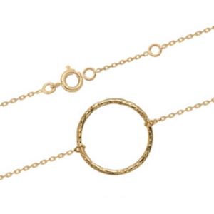 Bracelet composé d'une chaîne et d'un cercle martelée en plaqué or jaune 18 carats. Fermoir anneau de ressort avec anneaux de rappel à 15 et 17 cm.