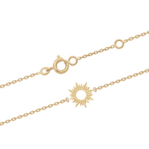 Bracelet composé d'une chaîne et d'un soleil en plaqué or jaune 18 carats. Fermoir anneau ressort avec anneaux de rappel à 15 et 17 cm.