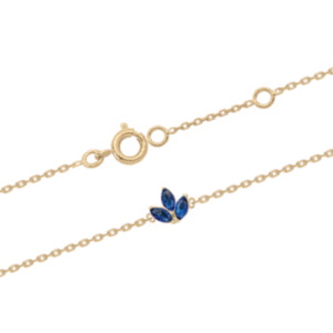 Bracelet composé d'une chaîne en plaqué or jaune 18 carats et d'une fleur de lotus en oxydes de zirconium bleus sertis griffes. Fermoir anneau ressort avec anneaux de rappel à 16 et 18 cm.