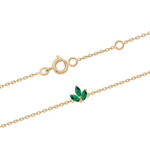 Bracelet composé d'une chaîne en plaqué or jaune 18 carats et d'une fleur de lotus en oxydes de zirconium verts sertis griffes. Fermoir anneau ressort avec anneaux de rappel à 16 et 18 cm.