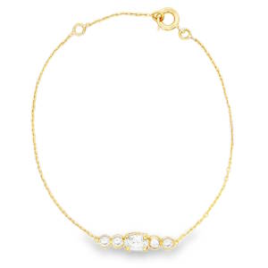 Laissez-vous séduire par la finesse et l'éclat de ce bracelet en plaqué or 18 carats, un bijou délicat conçu pour sublimer votre poignet avec une touche de lumière sophistiquée. Ce bracelet se distingue par son motif central composé de cinq pierres étincelantes soigneusement alignées. Au centre, une pierre principale de forme ovale, captant la lumière sous tous les angles. De chaque côté, un duo de pierres rondes en dégradé de taille, enserrées dans un serti clos protecteur qui souligne leur brillance naturelle. Doté de deux anneaux de réglage et d'un fermoir anneau ressort sécurisé, il s'adapte parfaitement à toutes les morphologies de poignet.