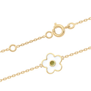 Bracelet composé d'une chaîne en plaqué or jaune 18 carats et d'une fleur pavée d'émail blanc. Fermoir anneau ressort avec anneaux de rappel à 13 et 15 cm.
