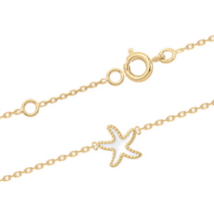 Bracelet composé d'une chaîne en plaqué or jaune 18 carats et d'une étoile de mer pavée d'émail blanc. Fermoir anneau ressort avec anneaux de rappel à 13 et 15 cm.