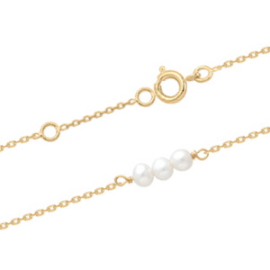 Bracelet composé d'une chaîne en plaqué or jaune 18 carats et de 3 perles d'eau douce. Fermoir anneau ressort avec anneaux de rappel à 15 et 17 cm.
