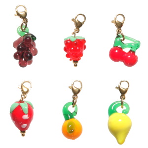 Lot de 6 breloques charm's en acier doré en forme de grappe de raisin, de framboise, de cerises, de fraise, d'orange et de citron. Concevez vos propres bijoux grâce à nos charm's. Ajoutez-les à vos bracelets ou colliers et apportez votre propre style et votre touche personnelle à vos bijoux.