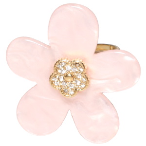 Bague en acier doré surmontée d'une fleur de couleur rose nacrée et d'une fleur en acier doré sertie de strass. Taille ajustable.