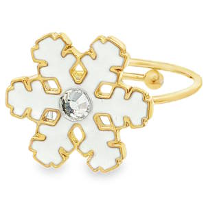 Magnifique bague cocktail en acier doré, ornée d'un strass taille brillant. Ce bijou exceptionnel est parfait pour ajouter une touche d'éclat à votre style. La monture en acier doré met en valeur le strass, créant un contraste sublime et élégant. Une pièce unique qui ne manquera pas de faire sensation. Taille ajustable.