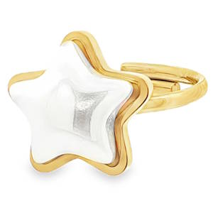 Laissez-vous séduire par cette bague cocktail exquise, confectionnée en acier doré éclatant. Elle est ornée d'une perle en forme d'étoile, taillée en cabochon. Cette bague audacieuse allie sophistication et originalité, ajoutant une touche de fantaisie à votre style. Taille ajustable.