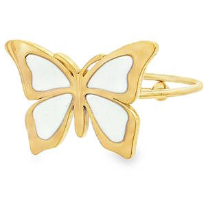 Cette bague délicate en acier doré arbore un motif de papillon stylisé. Son design aérien et raffiné en fait un bijou idéal pour ajouter une touche de fantaisie discrète à votre quotidien. L'éclat chaleureux de l'acier doré souligne l'originalité de ce bijou. Taille ajustable.