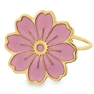 Cette bague délicate, façonnée en acier doré éclatant, capture l'essence de la féminité avec son motif floral épuré. Le design émaillé rose ajoute une touche de fraîcheur et de sophistication, faisant de cette bague un accessoire parfait pour rehausser votre élégance quotidienne. Un bijou intemporel qui célèbre la beauté des détails. Taille ajustable.