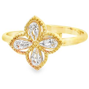 Sublime bague en acier doré, ornée d'un motif floral pavé de strass taille poire brillants. La monture en acier doré met en valeur l'éclat des strass, créant une alliance parfaite entre raffinement classique et design contemporain. Une pièce précieuse qui illuminera votre quotidien. Taille ajustable.