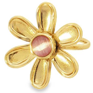 Arborez l'éclat radieux de cette bague cocktail en acier doré, un bijou floral captivant. Son design unique met en valeur une pierre rose de taille cabochon ronde, dont la couleur diffuse une lueur douce et chaleureuse. La clarté SI et la transparence translucide de la pierre, alliées à un polissage soigné, confèrent à cette bague une allure élégante et sophistiquée.