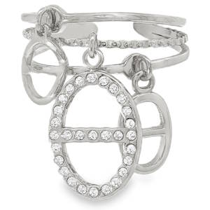 Sublime bague en acier argenté, finement ouvragées pour un éclat sophistiqué. Chaque anneau, avec son design unique et ses détails scintillants, crée une harmonie parfaite. L'acier argenté chaleureux rehausse l'éclat des strass taille brillant, offrant un luxe discret et intemporel. Un bijou idéal pour celles qui apprécient l'élégance subtile et personnalisée. Taille ajustable.