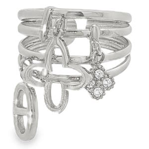 Sublime bague en acier argenté, finement ouvragés, offrant un éclat chaleureux. Un strass de taille brillant, avec une transparence exceptionnelle et une clarté VS1, ajoute une touche d'éclat luxueuse. La collection capture la lumière avec une symétrie et un poli parfaits, incarnant un style raffiné et une élégance discrète. Les anneaux forment une composition harmonieuse, idéale pour une allure personnalisée et sophistiquée. Taille ajustable.