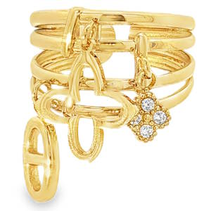 Sublime bague en acier doré, finement ouvragés, offrant un éclat chaleureux. Un strass de taille brillant, avec une transparence exceptionnelle et une clarté VS1, ajoute une touche d'éclat luxueuse. La collection capture la lumière avec une symétrie et un poli parfaits, incarnant un style raffiné et une élégance discrète. Les anneaux forment une composition harmonieuse, idéale pour une allure personnalisée et sophistiquée. Taille ajustable.