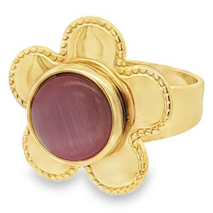 Exprimez votre style avec cette bague cocktail en acier doré, ornée d'une pierre rose taillée en cabochon rond. La pierre rose, d'un délicat rose rougeâtre-violet, apporte une touche de douceur et d'élégance. Un bijou idéal pour celles qui recherchent une pièce à la fois sophistiquée et pleine de charme. Taille ajustable.