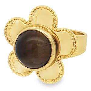 Arborez une élégance florale avec cette bague cocktail en acier doré. La monture délicate met en valeur un cabochon d'une pierre marron, taillé avec une symétrie soignée et un poli éclatant. Sa transparence translucide révèle la beauté de la pierre. Un bijou original pour sublimer votre style. Taille ajustable.