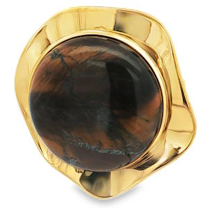 Sublime bague en acier doré, mettant en valeur un cabochon d'une pierre marron. Cette pièce unique se distingue par son design intemporel et son élégance raffinée. Parfaite pour affirmer votre style avec une touche d'originalité. Taille unique 56.