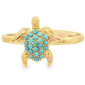 Arborez un style unique avec cette bague tortue en acier doré, ornée de cabochons de turquoise bleu-vert. La monture délicate en acier doré met en valeur l'éclat des pierres, créant un bijou raffiné et original. Parfait pour ajouter une touche d'exotisme à votre quotidien. Taille ajustable.