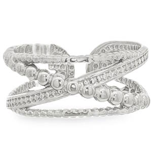 Sublime bague bandeau en acier argenté, une création joaillière qui enlace le doigt avec élégance. Ce bijou précieux, façonné avec un souci du détail exceptionnel, offre un éclat chaleureux et une présence affirmée. Un accessoire de luxe, parfait pour sublimer votre style avec une touche de sophistication intemporelle. Taille ajustable.