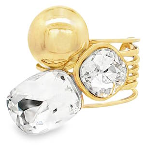 Arborez une élégance audacieuse avec cette bague cocktail en acier doré, sublimée par des cristaux coussins à la coupe brillante. Son design captivant met en valeur la pureté du cristal. Un accessoire de mode incontournable pour celles qui osent affirmer leur style avec sophistication. Taille ajustable.