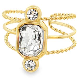 Cette bague multistone en acier doré est ornée d'un cristal de taille émeraude à la coupe brillant qui attire le regard. La monture dorée met en valeur la clarté et l'éclat de la pierre centrale. Une pièce élégante qui apportera une touche de raffinement à votre style. Taille ajustable.