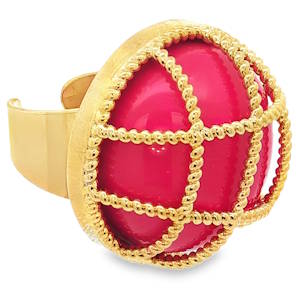 Bague cocktail en acier doré, ornée d'un cabochon rose vif. Cette pièce unique est parfaite pour ajouter une touche d'élégance audacieuse à votre collection. Son design captivant met en valeur la beauté du rose.