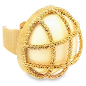 Bague cocktail en acier doré, ornée d'un cabochon blanc écru. Une pièce maîtresse qui rehausse toute collection avec élégance et raffinement.