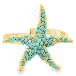 Cette bague multistone en acier doré présente un motif d'étoile de mer saisissant, orné de turquoises d'imitation. Les turquoises taillées en cabochon et en forme de billes rondes affichent une couleur bleu-vert et rehaussent l'éclat de la monture dorée. La bague est un mélange parfait d'élégance et de fantaisie. Taille ajustable.