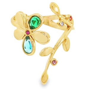 Cette bague cocktail en acier doré incarne une élégance ludique. Elle est ornée de cristaux multicolores taillés en cabochon, d'une couleur éclatante. Le design floral et la finition soignée de la monture mettent en valeur la pierre précieuse, faisant de cette bague un bijou unique et raffiné. Taille ajustable.