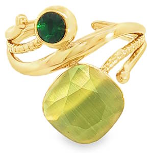 Captivant anneau multi-pierres en acier doré, orné d'un cristal taille cabochon d'un vert éclatant. Une alliance de design et d'élégance, ce bijou est une expression de luxe discret et de raffinement. Le contraste entre l'éclat du doré et la profondeur du vert captive le regard. Taille ajustable.