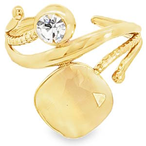 Cette bague cocktail en acier doré est ornée d'un cristal de forme coussin, taillé en cabochon, d'une clarté SI et d'une transparence translucide. Son éclat doux et chaleureux sublimera votre main avec élégance et originalité. Taille ajustable.