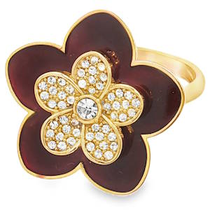 Arborez une élégance florale avec cette bague cocktail en acier doré. Son design unique met en valeur un pavé de strass taille brillant, offrant un éclat incomparable. Parfaite pour ajouter une touche de sophistication à toute tenue, cette bague est un véritable bijou d'art. Taille ajustable.