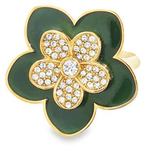Cette bague cocktail audacieuse, en acier doré éclatant, arbore un design floral captivant. Son cœur est orné de strass ronds taille brillant, offrant un contraste saisissant avec la couleur verte émeraude de la fleur. Une création joaillière qui allie élégance et originalité, parfaite pour sublimer vos tenues. Taille ajustable.